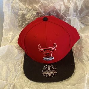 Red & Black Cap fitted 8 / 64 cm